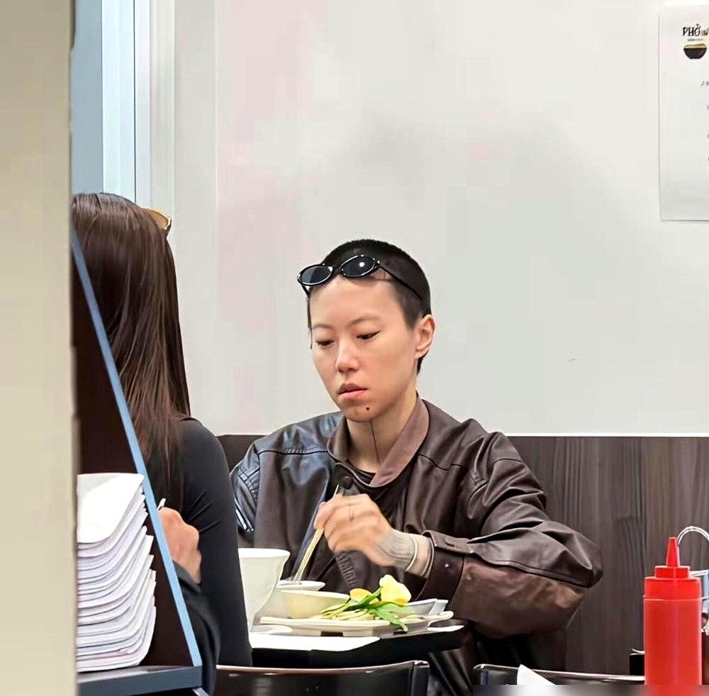 窦靖童在巴黎街边蹲着吃面，镜头怼到脸上，她眼皮都没抬一下。

这松弛感，真不是装的。早年她剃头、纹身，拼了命想撕掉“王菲女儿”的标签，结果越用力，这四个字贴得越牢。

现在她不较劲了。记者问她跟王菲的关系，她说，一次架都没吵过。14岁不想上学，王菲就回了一句“你自己想清楚后果就行”。

放养，但边界