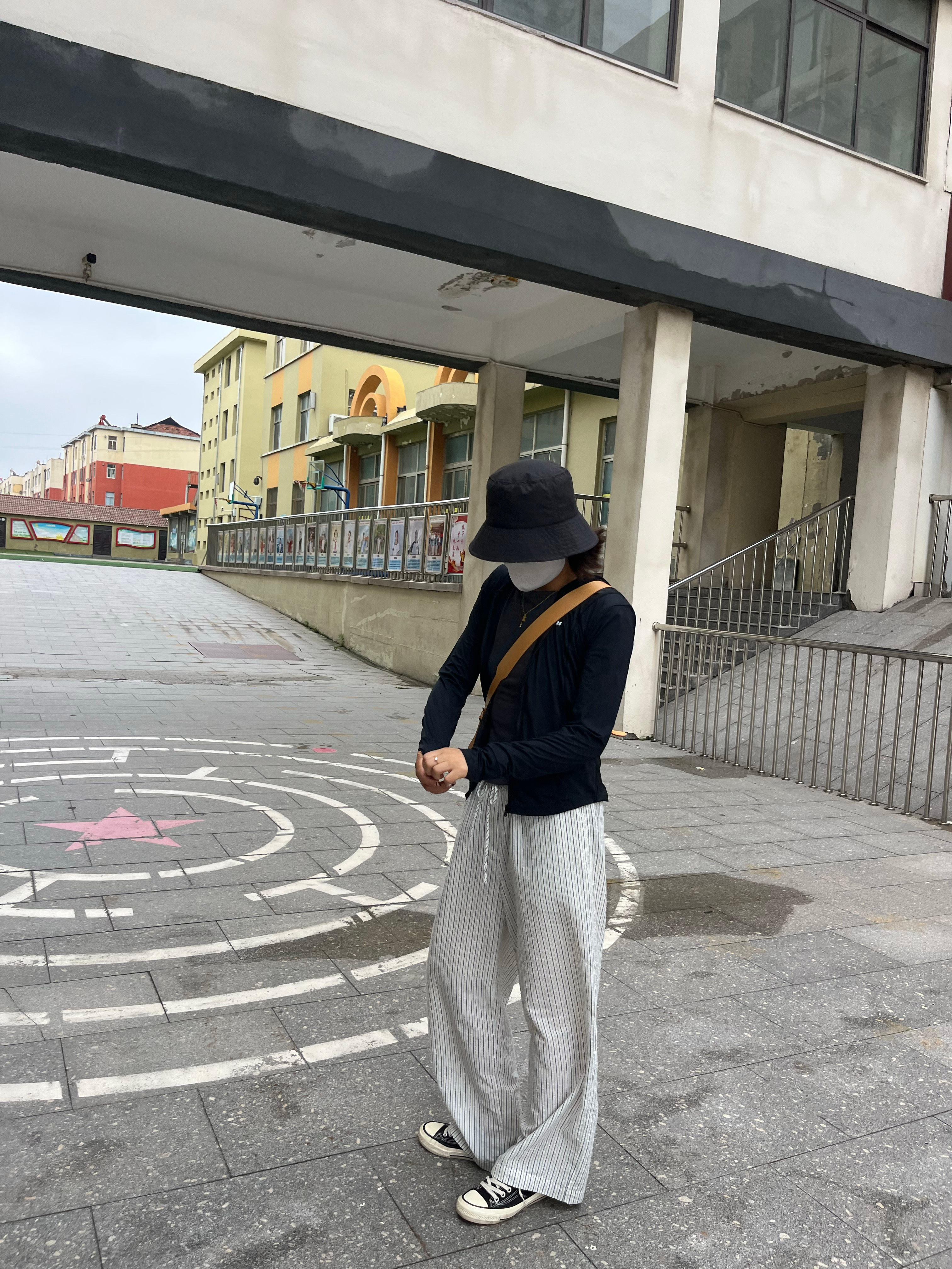 我真羡慕那些晒不黑的姐妹们！ 就天天这么捂着，才三天就已经又黑了一圈...