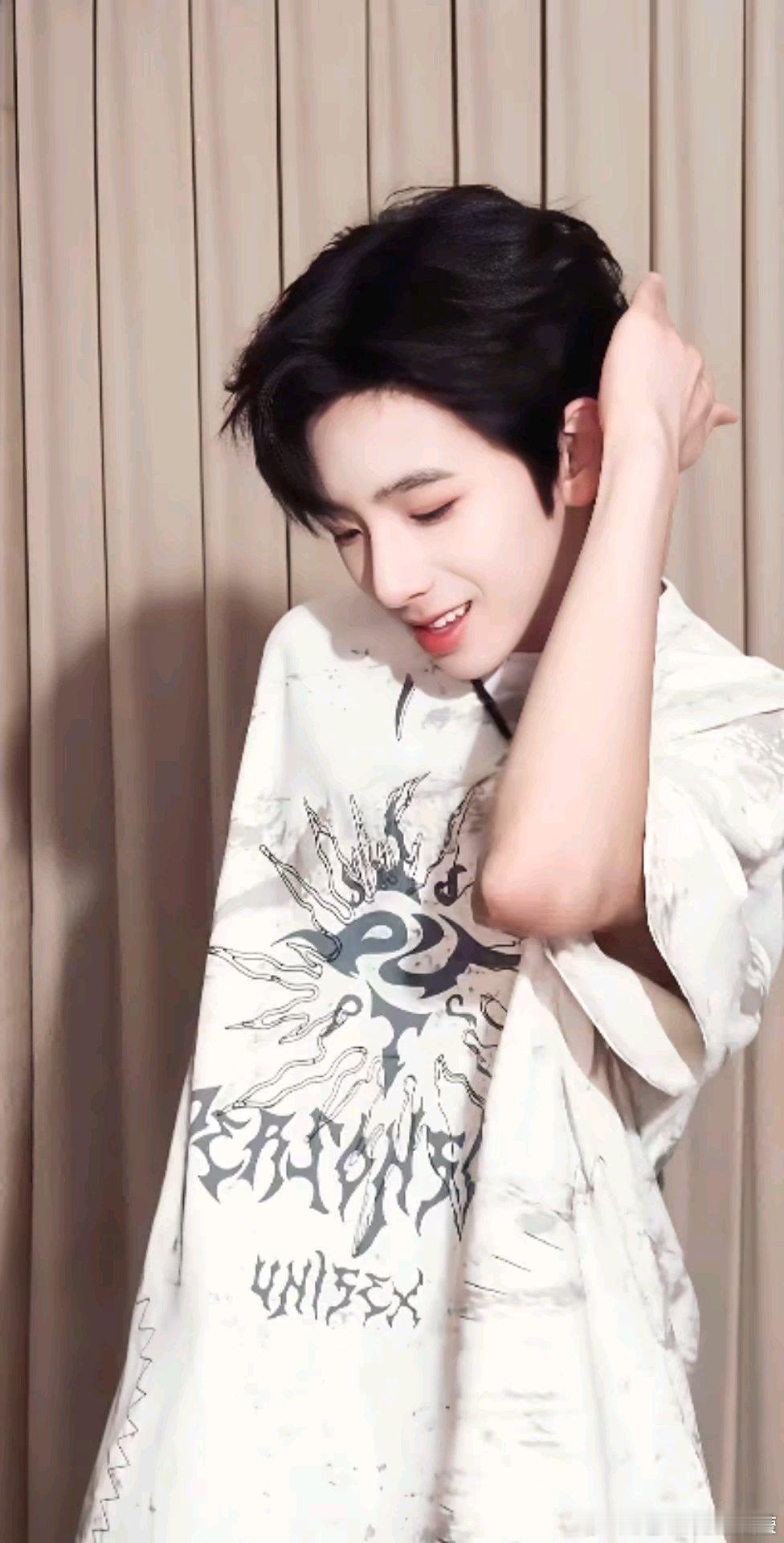 #陈浚铭[超话]# [心]#陈浚铭 四代第一门面# [心]#陈浚铭##陈浚铭 四代人气top# [心]#陈浚铭 四代第一门面# 

“在彼此江南烟雨里种下玫瑰 在信仰与黎明中相逢”
𝓟𝓵𝓪𝓷𝓽 𝓻𝓸𝓼𝓮𝓼𝓲𝓷 𝓮𝓪𝓬𝓱 𝓸𝓽𝓱𝓮𝓻 '𝓼 𝓶𝓲𝓼𝓽𝔂𝓻𝓪𝓲𝓷 ​