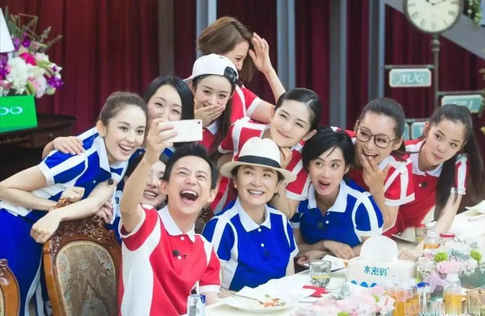 《我们来了》阔别9年正式迎来重启，并且官宣之人还是熟悉的老朋友何炅 ​