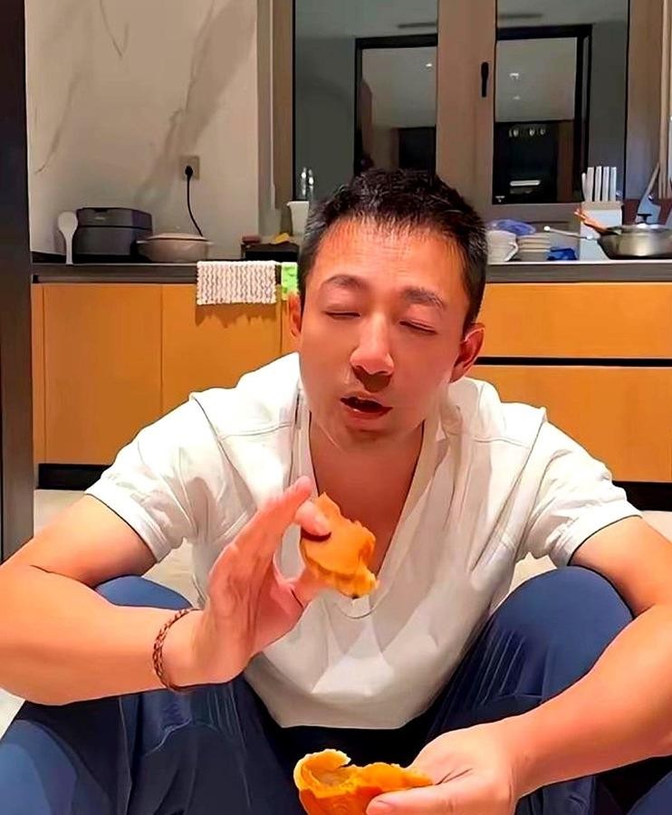马筱梅在直播里回应“生孩子争家产”的质疑，只撂下一句：有福的人不用抢，家产自然在；无福的人抢再多，也留不住。这话搁在别人嘴里可能是嘴硬，搁她这儿是真通透。她压根不往孩子那摊事里掺和，全推给汪小菲和张兰，自己该递月饼递月饼，该闭嘴闭嘴。有人觉得后妈难当，她偏不按那个剧本走。说白了，她看明白了一件事：这
