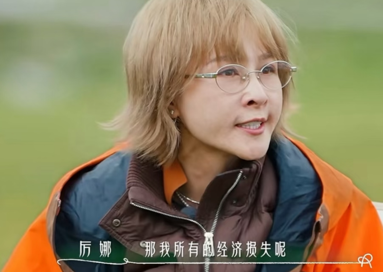 杨天真那句话说得真没错，
 
有些人红不起来，
 
一定是有原因的，就说厉娜吧，她不红最大的问题不是自己没能力，而是太过信任他人。
 
就像那句话说的，你上班是来工作的，不是来交朋友的。
 
她完全没有搞清楚，许飞除了是她的朋友之外，他们两个之间排在最前面的应该是竞争关系。
 
先把时间拨回2006