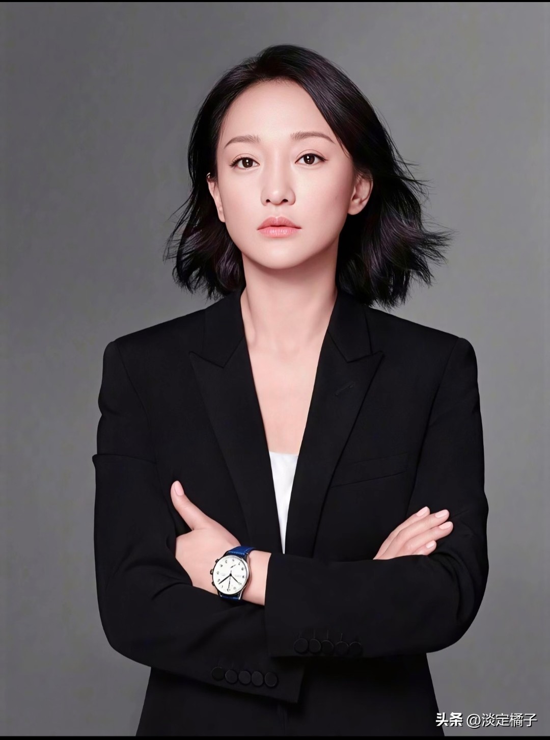 前阵子她生图冲上热搜，脸圆润了一圈，再也不是之前瘦得脱相挂不住肉的样子，软组织全归位的状态反倒比硬凹少女感舒服太多。红毯上贵气逼人，转头就能素颜蹲在成都火锅店门口啃生黄瓜跟文淇对戏，连助理撑伞都不用。不炒作不立人设，坦然接受皱纹和年龄，这种松弛感真的比硬磨出来的零瑕疵精修动人一万倍。娱乐