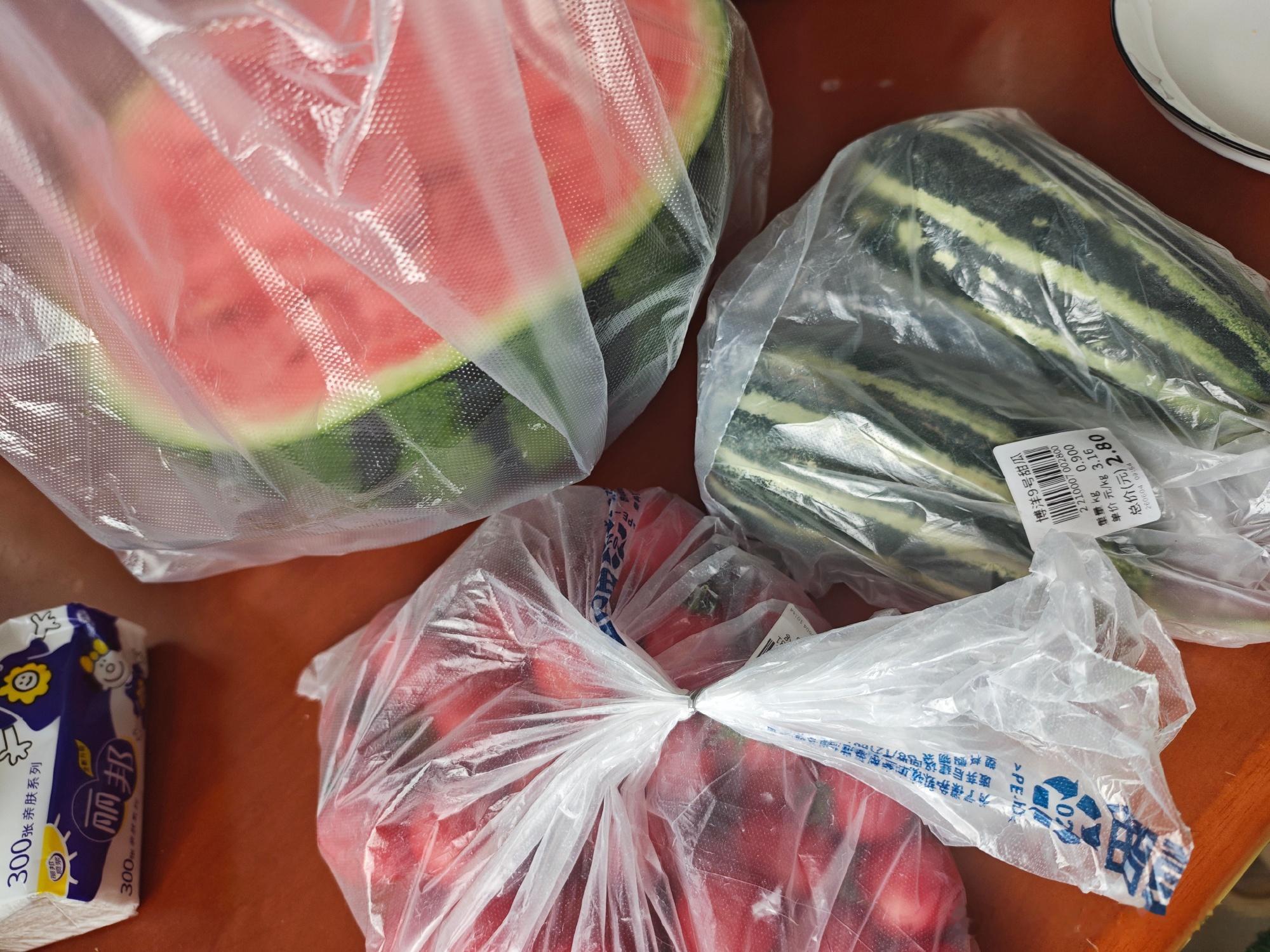 最近老公去龙口出差，今天回家了，回家之前，在龙口那边的超市买了些水果蔬...