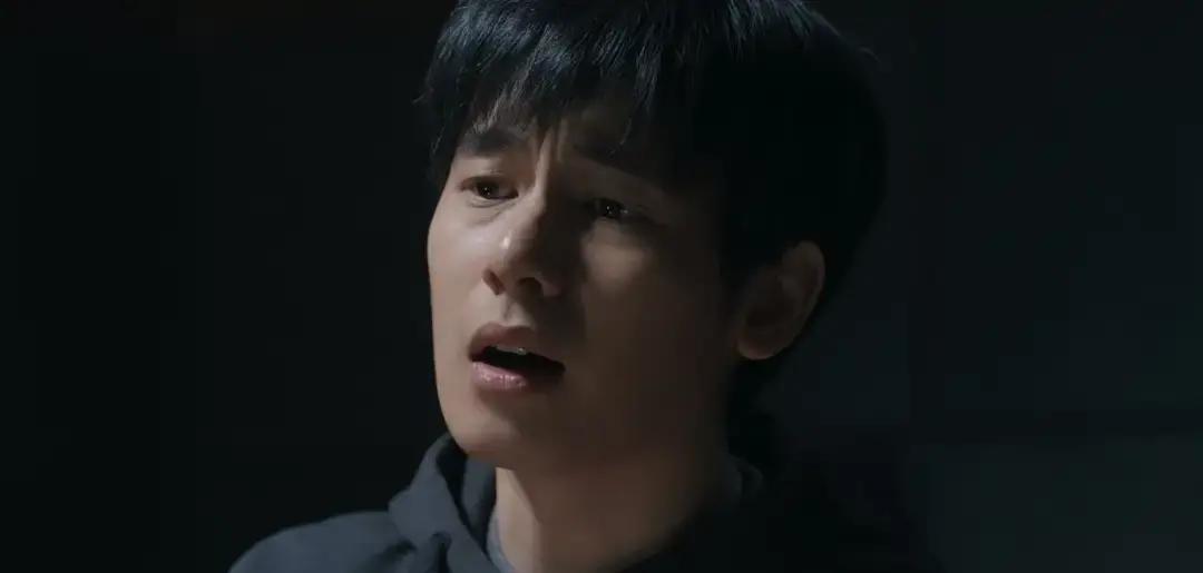《醉梦》这盘跨越十六年的烂账，韩闯总算是顺着蛛丝马迹给摸透了。
曹军突然横尸街头，明面上看似卷进了马国文的案子，背后的操盘手居然是陈庆春。
陈庆春为了护住儿子陈远的前途，下手比谁都狠。
当年他嫌弃刘雪梅，死活不愿让儿子跟对方好，扭头就把全厂凑钱竞标的底牌卖给了马国文。那场算计直接要了刘雪梅的命