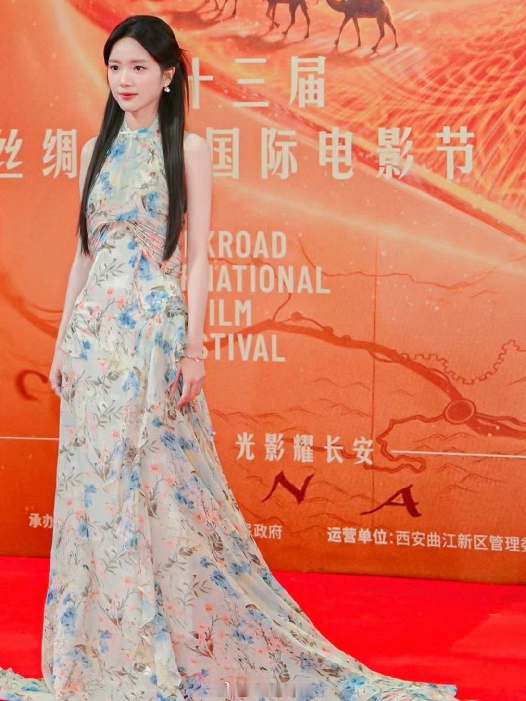#McQueenStar# 身穿#McQueen2026秋冬系列# 花卉印花连衣裙，出席第十三届丝绸之路国际电影节，冰感粉彩色调衬托轻盈身姿。 ​​​​