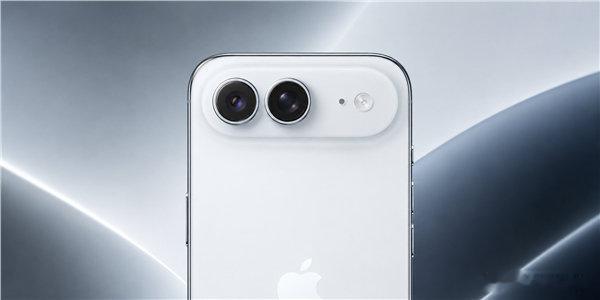 #iPhoneAir2再爆料# 好像两种风格都能接受，第一种会更具延续性；第二种感觉有点怪，但是可能会更容易给人深刻的印象。我看一些人评论说除了薄和iOS之外都是智商税，额...好像我认识的人中，有人买回去也觉得挺好的...虽然我也觉得这机子两极分化严重。 ​