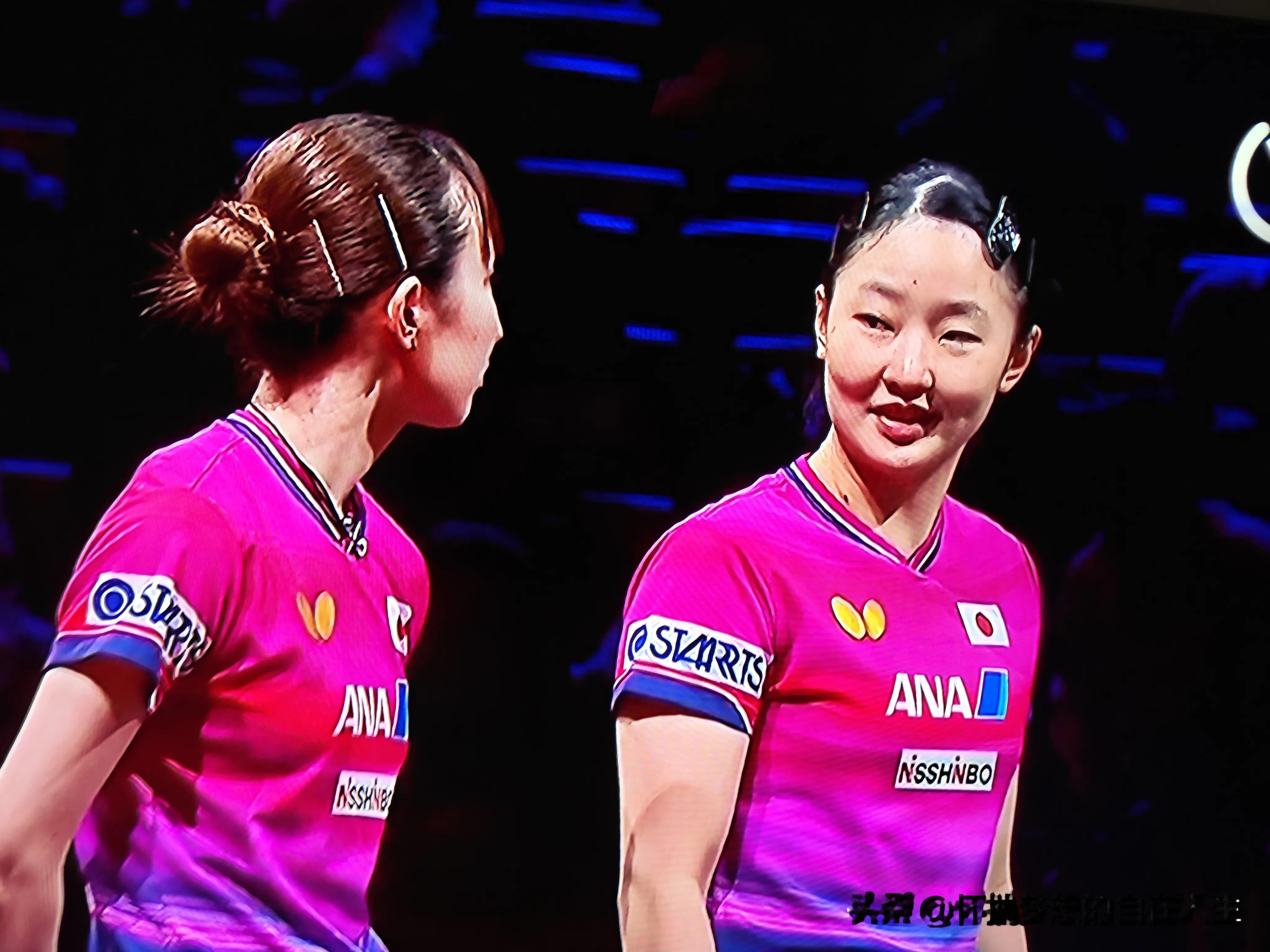 王曼昱/蒯曼3比1战胜日本组合张本美和/早田希娜，获得了WTT中国大满贯赛女双冠军。
   赛前介绍运动员入场环节，张本美和/早田希娜相视一笑，这个笑有点意味深长，意思好像是说：这次千万不能被打成0比11了。因为在不久前结束的亚运会女双比赛中，两人被双曼组合打了一个11比0，这一次她们显然是有备而来