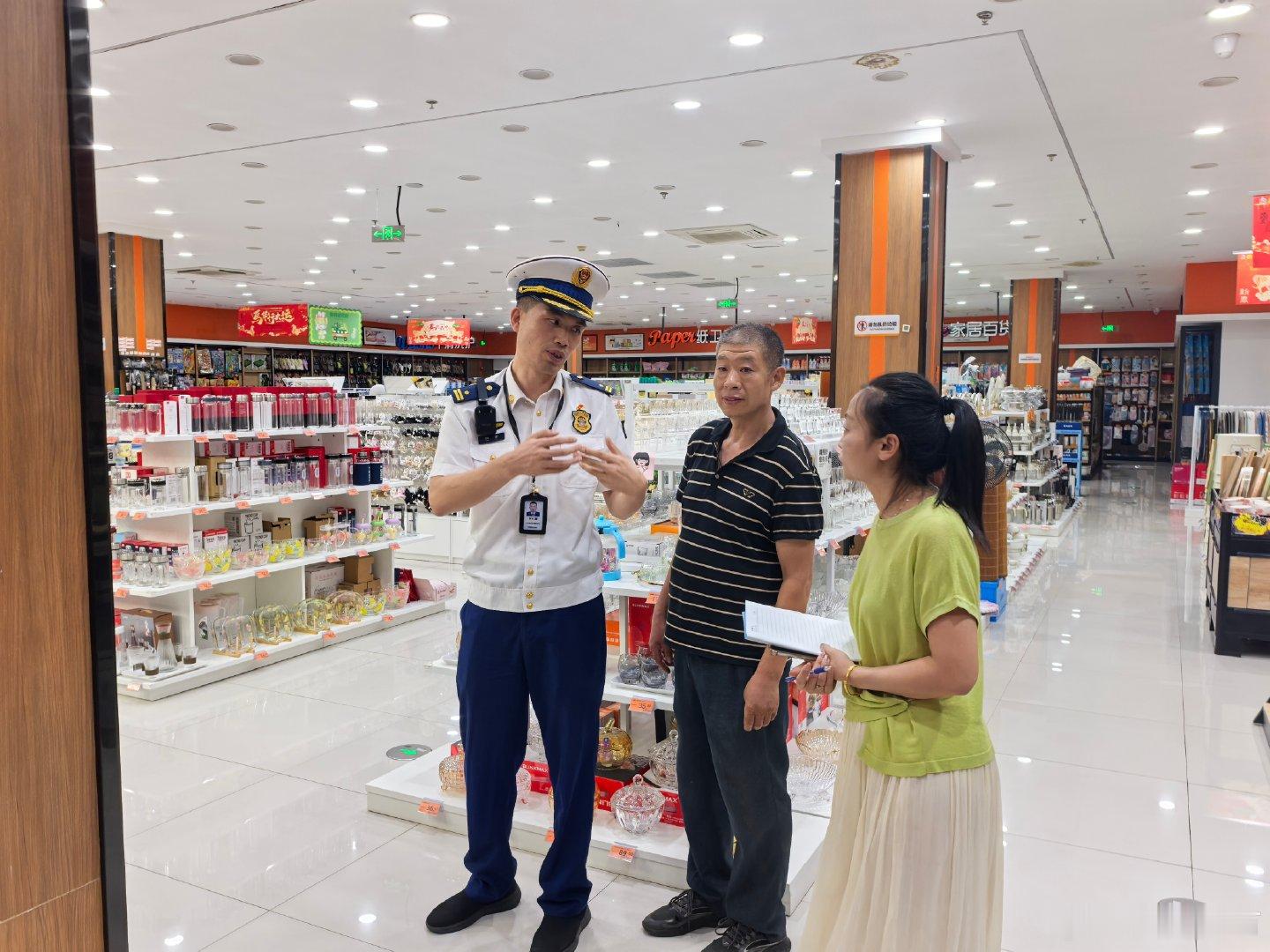 #蓝博皖守护在身边# 【#六安开展常态化消防安全集中夜查行动#  】8 月 17 日晚，开展消防安全集中夜查行动，紧盯经营性场所与居民小区，核查消防设施、安全出口等情况，整治小区防火门、电动车违规停放、楼道堆物等隐患，对违规场所依法警告处罚，督促物业现场整改，及时消除安全风险。 ​