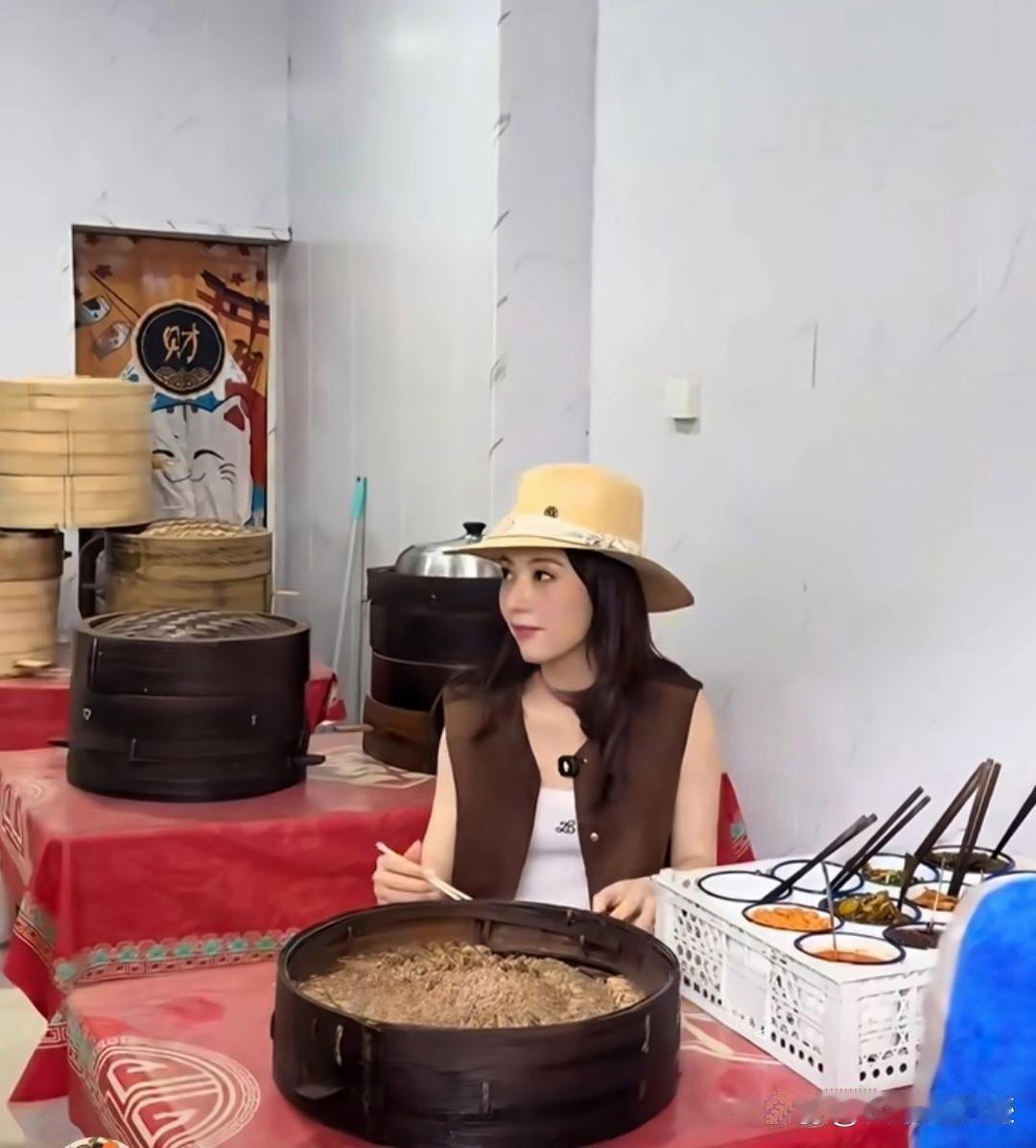方媛回安徽老家跟幼儿园发小一起直播吃肉渣饭，离开美颜的她虽不年轻但很接地气。 ​