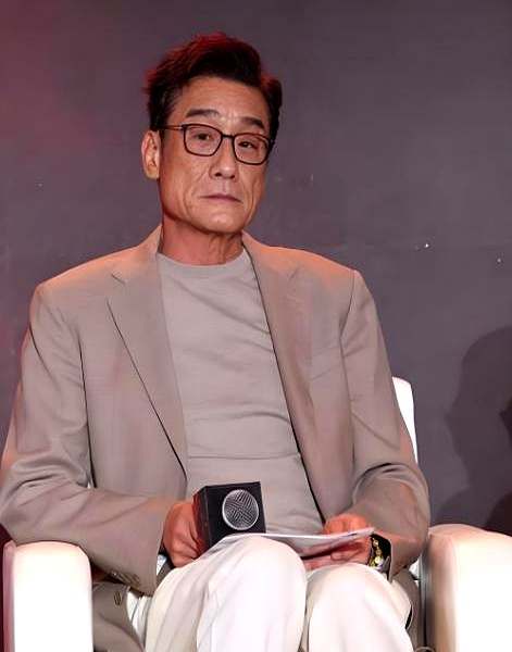 68岁的梁家辉身家早就破百亿，被主持人追问为什么还不躺平，他只是摆摆手：躺平得先有地方躺，没地方躺谈什么躺平
 

这话听着扎心，可看看他的经历就全明白了。上世纪八十年代刚拿下金像奖影帝，转头就遭封杀无戏可拍，只能卷着货在铜锣湾夜市摆地摊卖皮手镯，每天数着毛票算计怎么交水电费
 

真正穷过、从云端