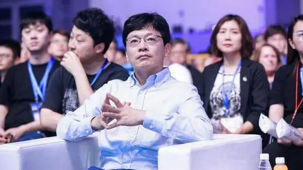 【游戏圈大佬离婚，法院判决分割127亿元财产】#游戏圈大佬离婚分割127亿元财产# 据中国侨网，《穿越火线》《失落的方舟》等人气游戏开发商Smilegate创始人兼首席前瞻性官（CVO）权赫彬与配偶离婚，一审法院判处分割2.55万亿韩元（约合人民币127亿元）的财产。这是韩国对外公开的离婚诉讼财产分割判决中 ​