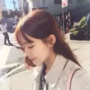 元气少女在街头的温柔瞬间🌟