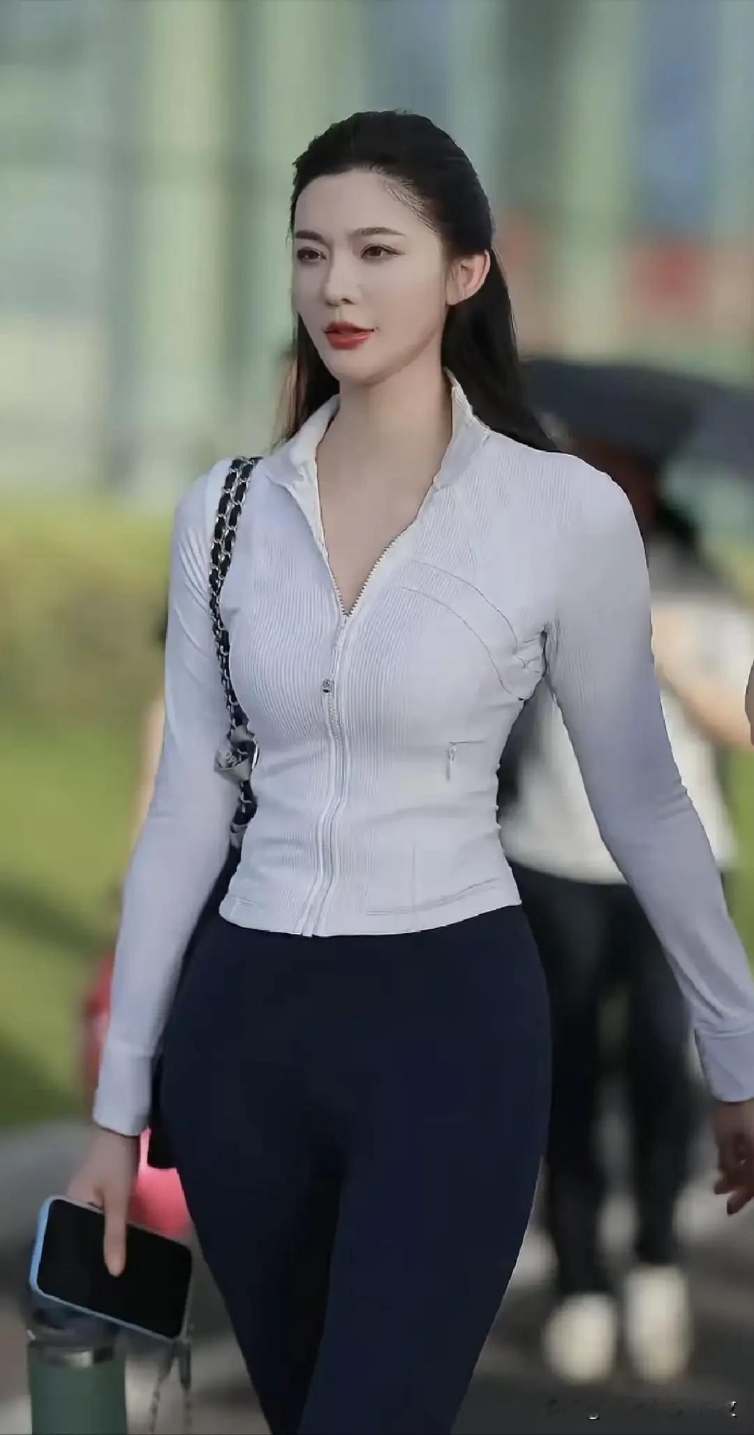 都市时尚女郎，时尚穿搭指南。