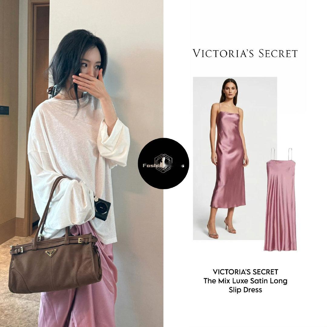 #杨幂私服# 姐这身真把维密的睡衣穿在里面出门了，外加一只Prada包和三折叠手机，好松弛[开学季] ​