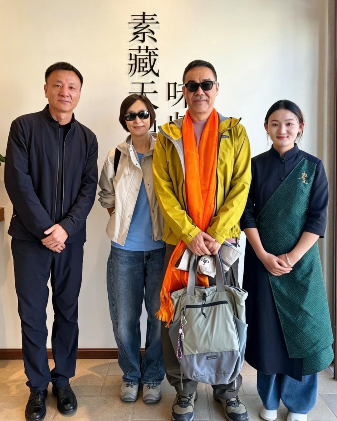 62岁刘青云和老婆郭蔼明在西藏旅游被偶遇，夫妻俩都是素颜，状态都挺好的。郭蔼明身材很瘦，留着一头短发，气质出众！