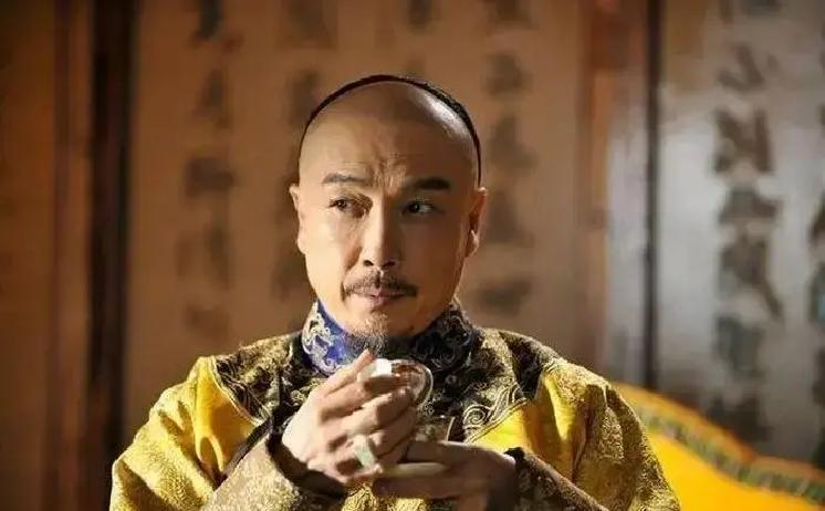 乾隆22年，康熙帝97岁的定妃去世。她一生仅被康熙帝宠幸过一次，却凭着这次偶然的机缘，平安穿越了70多年惊涛骇浪，活成了清朝最长寿的后妃，历康雍乾三朝得以善终。
 
万琉哈氏坐在王府廊下，手里捻着一串旧念珠。胤祹从内务府回来，照例先到她屋里问安。
 
“额娘今日胃口可好？”
 
“老样子，半碗粥，一