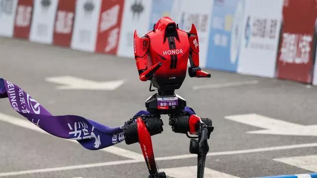 马斯克转了一条中国机器人的视频，是400米比赛，“闪电”跑了39.45秒，比人类世界纪录还快。加上之前百米9秒32，人形机器人这是要把短跑项目的纪录一个个全破了啊。
能让马斯克盯着转发，说明这事儿确实够硬。他看的不是单个成绩，是中国机器人从电机、关节到控制算法，整个链条都在快速迭代。田径场上 ​