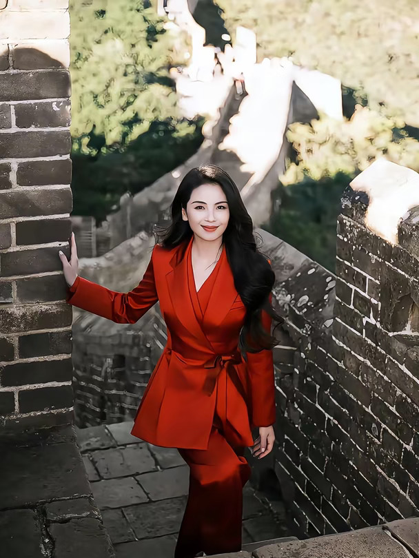 如果有一种美，叫国泰民安，大概就是刘涛这个样子吧。
她不仅长得是国泰民安脸，更是实打实的实力派。尤其是国庆晚会上这一身红衣，太惊艳了，完美展示了刘涛的端庄大气、从容又舒展。
有颜值、有演技、歌唱的也好，人品又在线，资源好真的不是没有道理。
从当年的《妈祖》到如今一次次站上大舞台，她身上真的有种东方女性独有的温婉与力量感。
#刘涛 #国泰民安脸 #国庆晚会 #妈祖刘涛