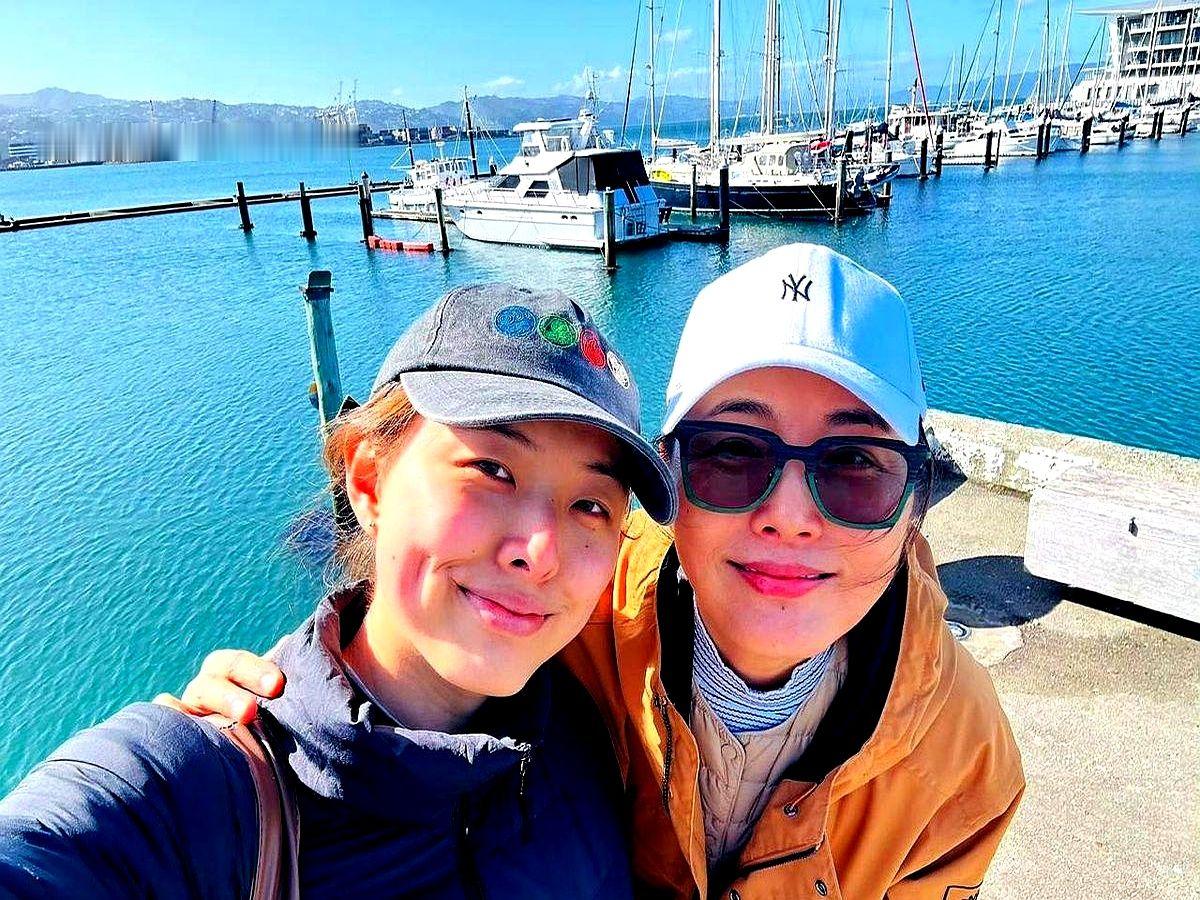 盘里的牛排滋滋冒油，54岁的张延抬头一看，大厨竟是她亲闺女。

中秋夜窗外砸着秋雨，母女俩谁也没去赶酒局。桌上摊着月饼、汉堡和牛肉，张延套着明黄风衣，戴着鸭舌帽，搂着个头快赶上自己的女儿比了个耶。

俩人同框，看着就像刚逛完街的姐妹花。

当妈的最高境界大概就是这样：岁月没下狠手，当初那个跟在屁股后