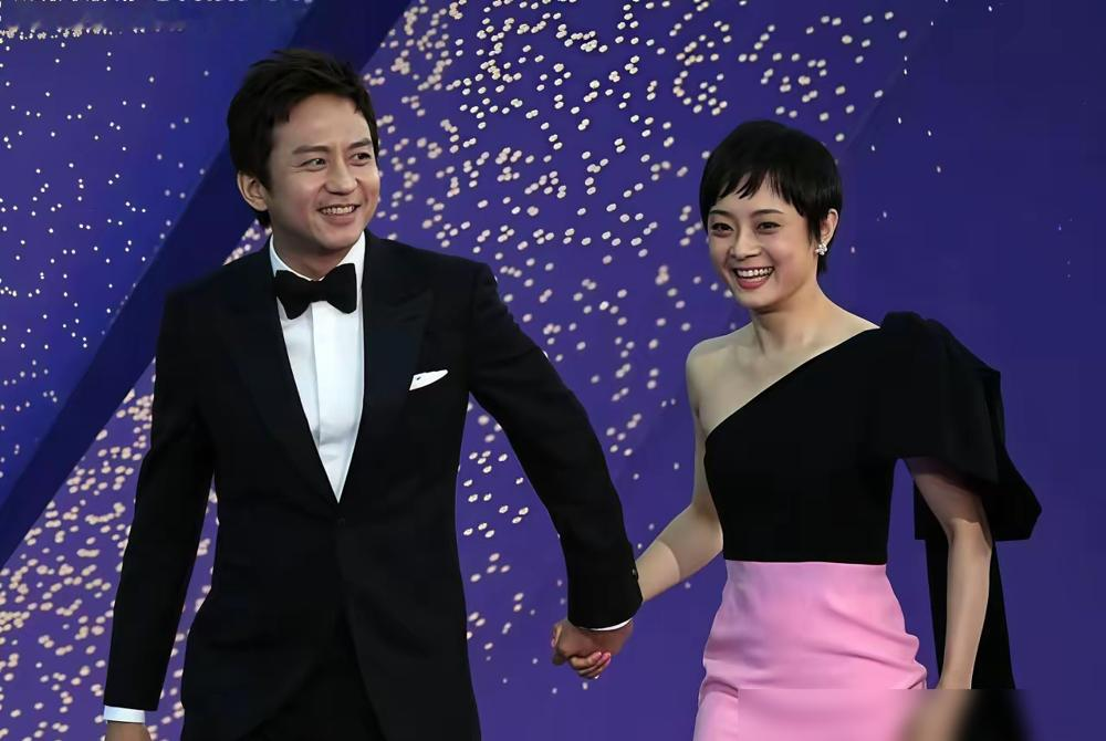 邓超被问不怕万一，只怕什么，嘴比脑子快：怕我老婆。
这话题直接干上热搜，评论区却没人笑他怂。
都知道超哥什么人，综艺里疯起来能拆台，朋友面前就是个显眼包，唯独在孙俪跟前，自动切换成另一种生物。
结婚十六年，他嘴上说怕，行动全是宠。网友管这叫守男德，高赞说得更狠：越是在外头疯得开、回家肯低头的人