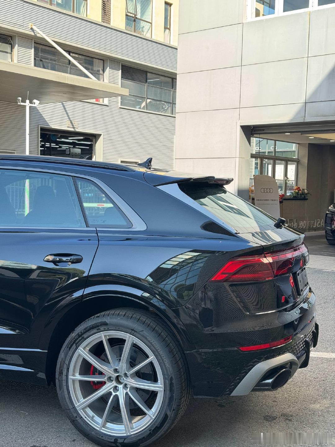 奥迪RSQ8标配现车一台 标配四轮转向 陶瓷刹车 48V防倾杆 #奥迪##rsq8# ​