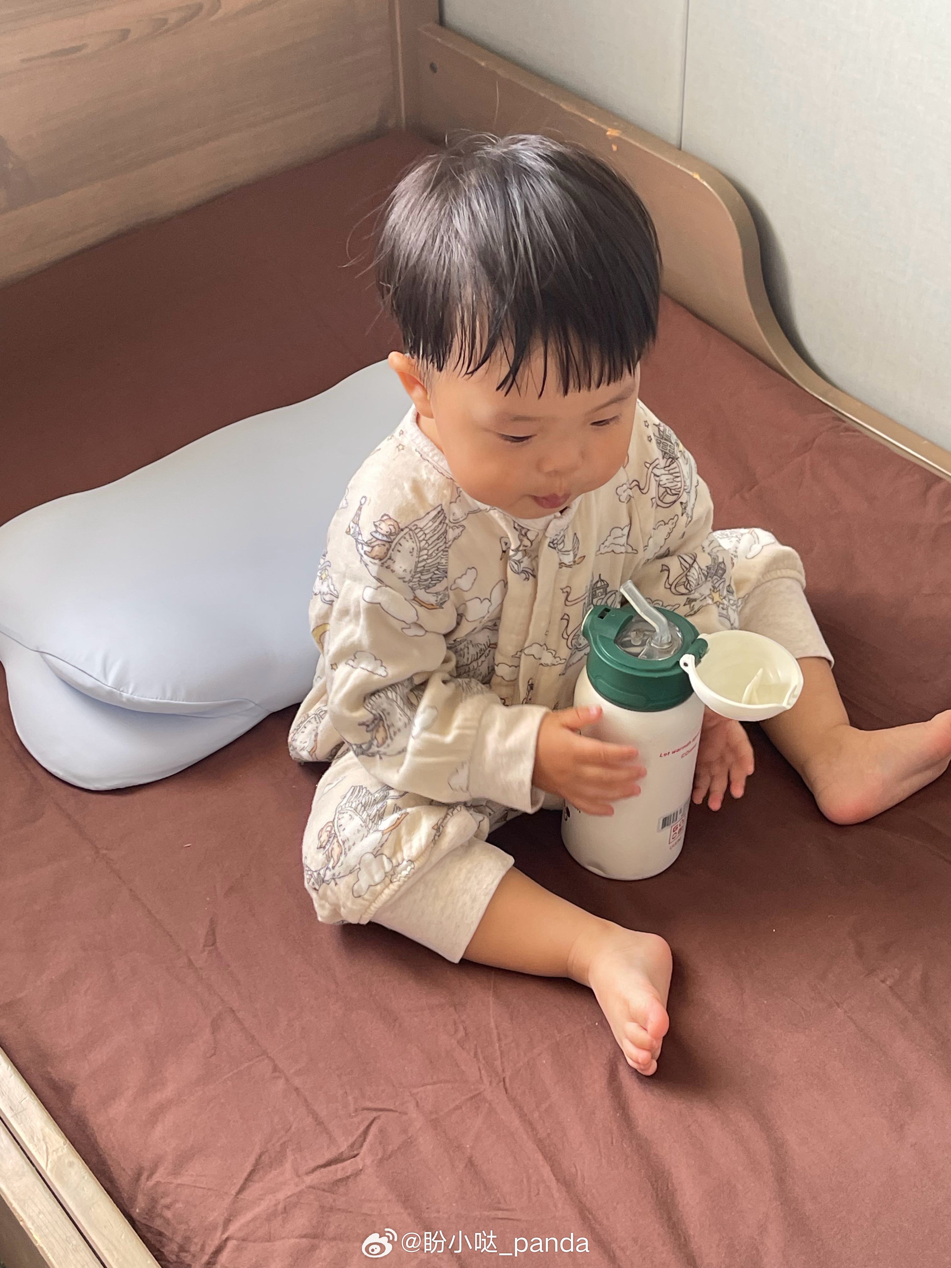 可怕的2岁，秩序感绝了！ 接水都得指定人去接，别人不行[允悲] 猜他指...