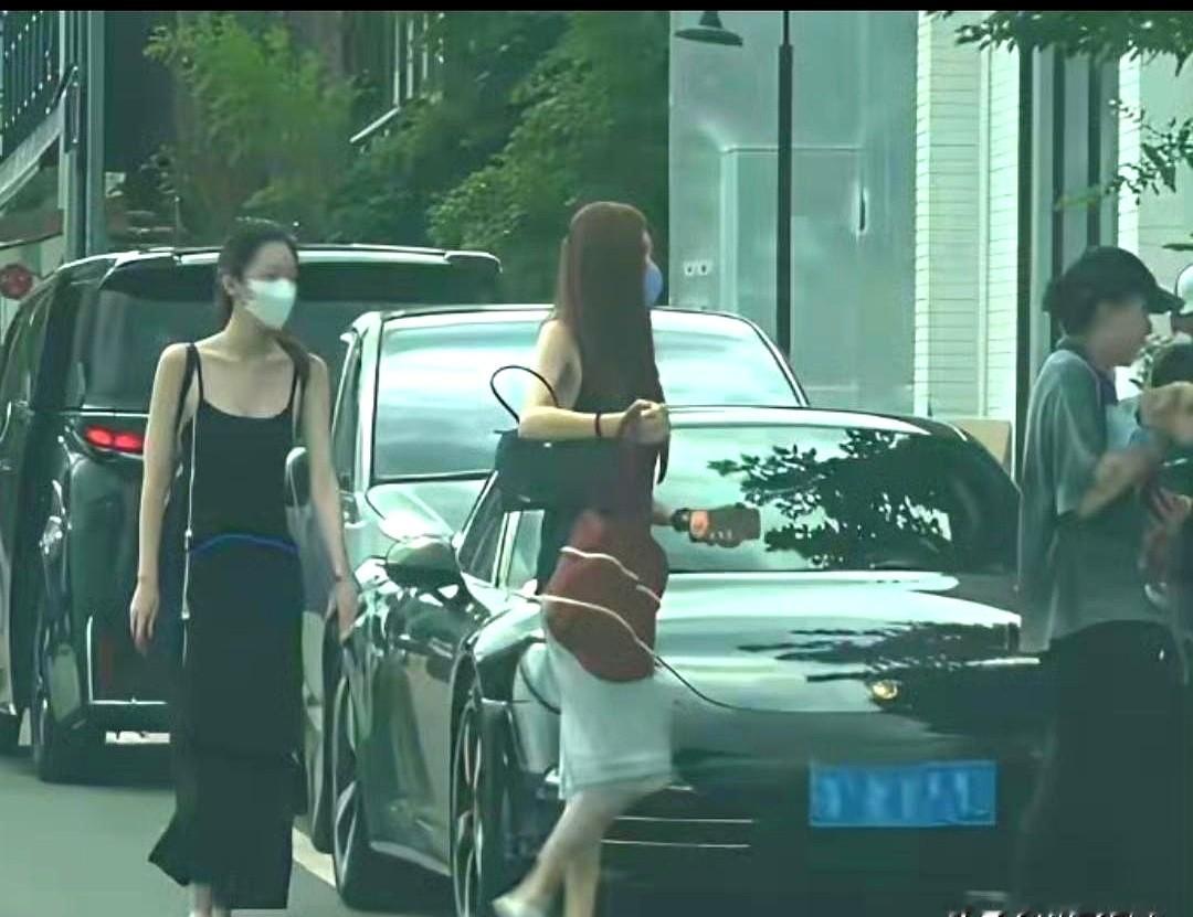 窦靖童怀里抱着爱犬，旁边走着穿黑色吊带长裙的李嫣。

镜头一转，宋妍霏也在。她穿着黑无袖上衣搭白裙子，跟在这姐俩旁边。

三个人走在街头，没什么明星架子。窦靖童戴个棒球帽走在前面，李嫣和宋妍霏边走边聊，举止特别自然。

平时总觉得她们生活在聚光灯下，私下里其实也就是几个爱逛街的年轻女孩。

亲姐妹出