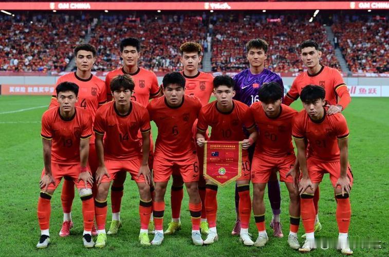 中国男足U23男足铜牌赛：常规时间2-2战平乌兹别克斯坦，点球大战4-3取胜，时隔28年重新站上亚运会男足领奖台，这也是亚运男足实行U23规则后中国队首次获得奖牌 。