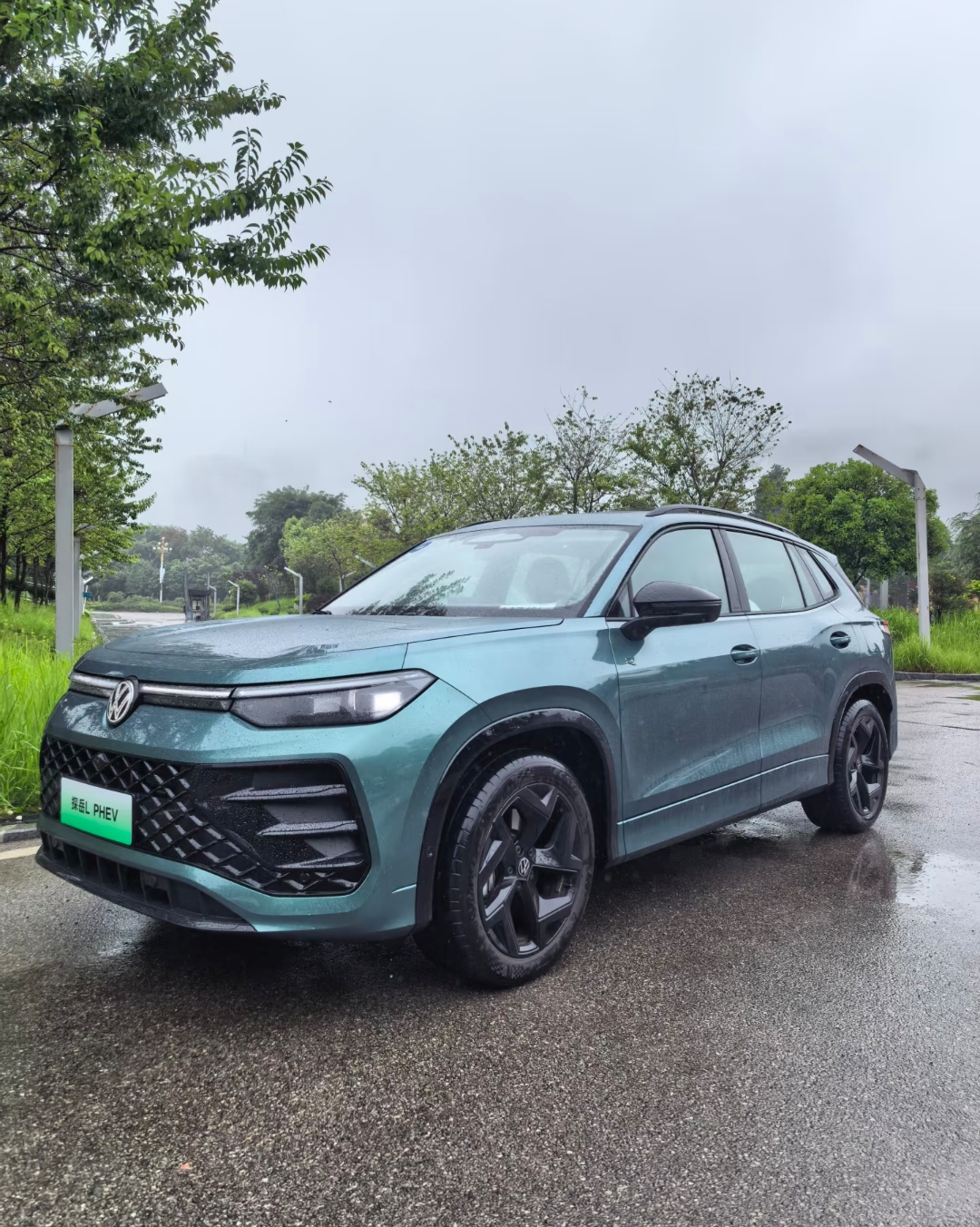 感恩一汽-大众探岳L PHEV，以黄金能效引领绿色出行新风尚。其搭载的黄金2.0超混动力，搭配1.5TEA211EVOII混动专用发动机，让每一次出行都高效节能，综合续航超1400km，无惧长途旅行。黄金驾控之下，4种模式无感切换，尽享新德系平顺体