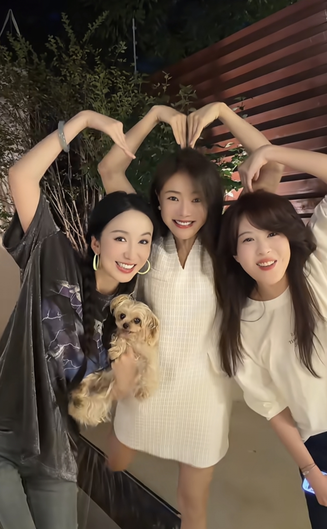谁懂这刻的含金量啊！
《爱情公寓》三位女主演李金铭、娄艺潇和邓家佳合体了，仿佛又回到了当年三人中了“海南度假三日游”那次旅行，不一样的是她们变得更好看了，虽然平均年龄都40了，不过这状态跟以前青春时期没什么区别啊！
很多人不再期待《爱情公寓》继续拍续集，也许留在最后的终结版就是最好的安排，保留回忆，