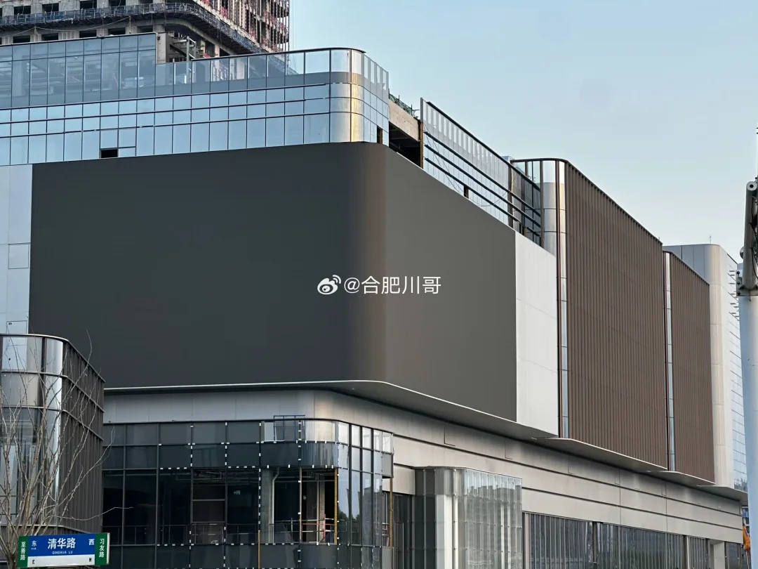 经开银泰in Park商业，户外3D大屏已安装完毕！