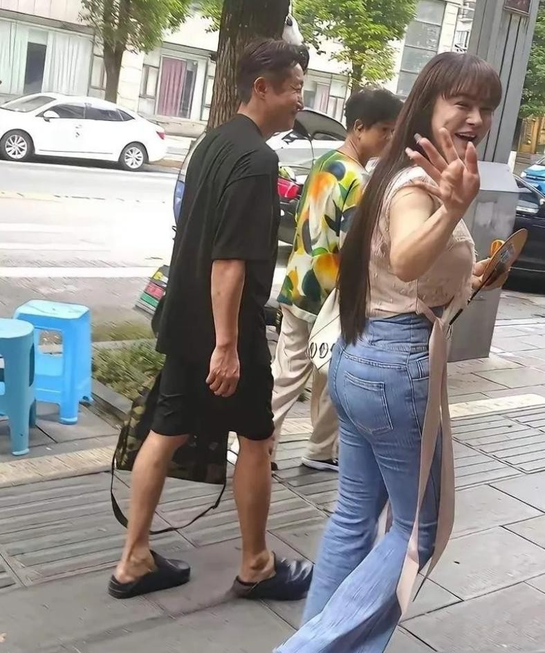 冉莹颖大概是内娱被盯得最紧的拳王太太了，连穿条修身裙子出门，都能被扣上一顶“不像正经妻子”的大帽子。
评论区里那些指指点点的人，恨不得拿把尺子量量人家的领口和裙摆，再顺带给她的婚姻判个死刑。
可现实偏偏特别打脸。
那个在擂台上头破血流都不眨眼的邹市明，私底下却公开承认过，要是生活里没了冉莹颖，
