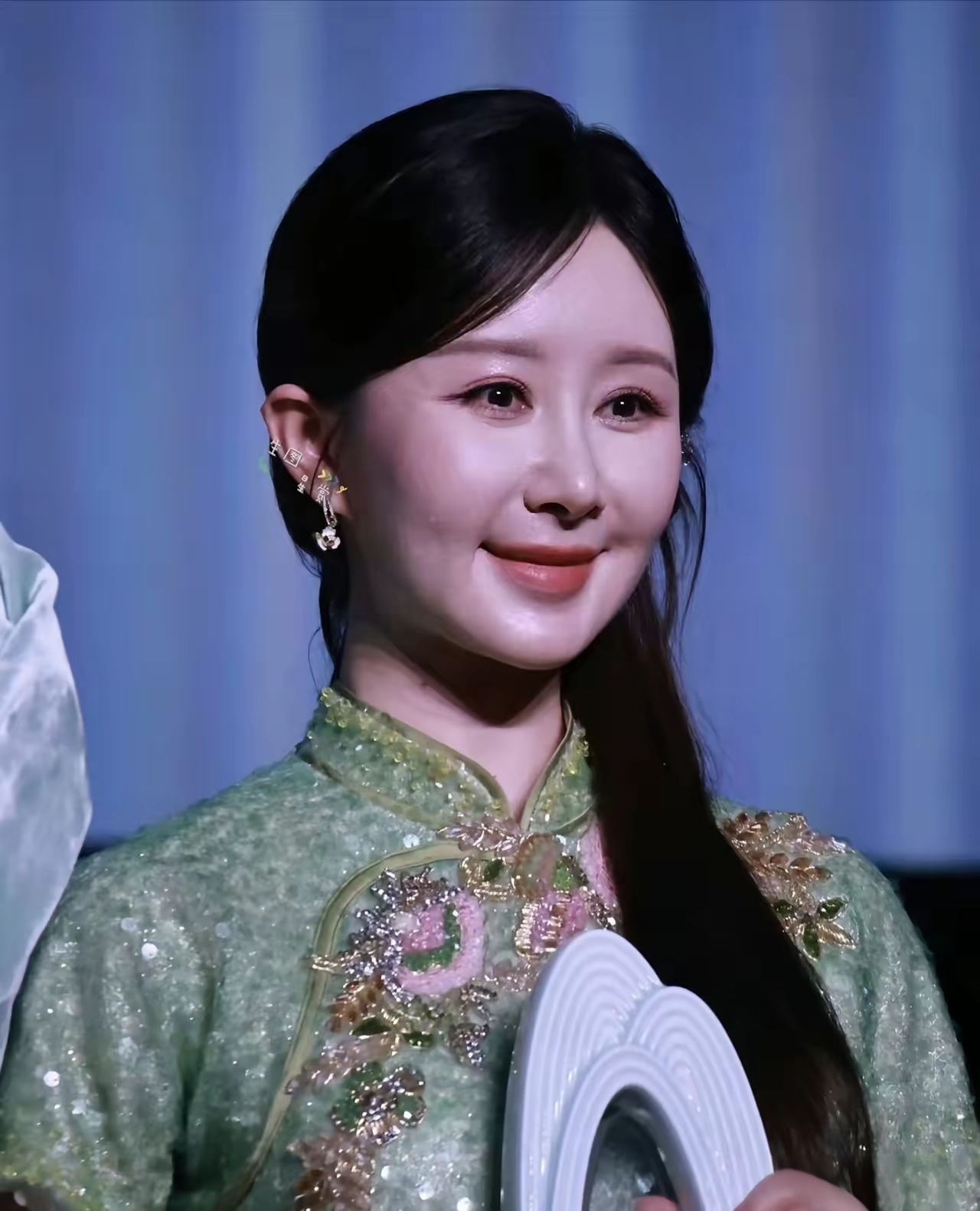 舒畅38岁的状态怎么样？
舒畅成名早，十几岁的时候就已经是演什么像什么了，小玉，宛如，陈文静，傻妞，精卫，天山童姥，可以说是天赋型演员，每个角色单拿出来都能称得上是人生角色！
不过你有没有发现，这十年看不到她出演电视剧了？16年时在杨紫出演的《龙珠传奇》里饰演了雪师傅之后，就没在演过什么了。
谁知道
