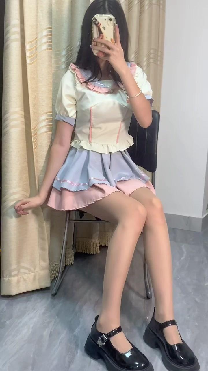   最近超爱尝试辣妹风JK裙，分享几个不踩雷的搭配公式，学院风和小性...