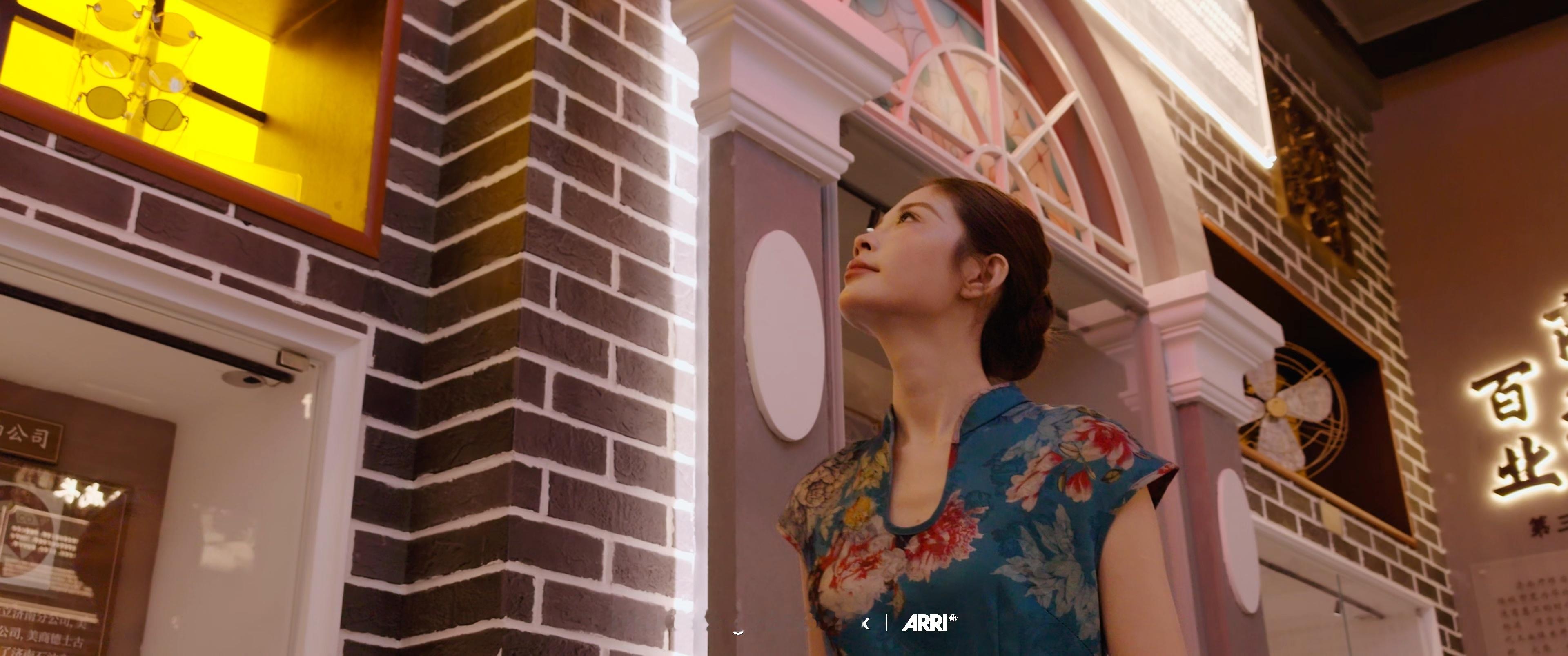 #荣耀Magic9拍出中式电影美学#荣耀和ARRI的合作，不应该只看它给视频带来了什么。在#荣耀Magic9# Pro Max上，这套源自视频的电影化能力，也被延伸到了Live图，首发阿莱电影实况。

Live图本身就处在照片和视频之间：既能像照片一样定格主体，也能保留动作过程和情绪变化。所以ARRI擅长的色彩、画幅和影 ​