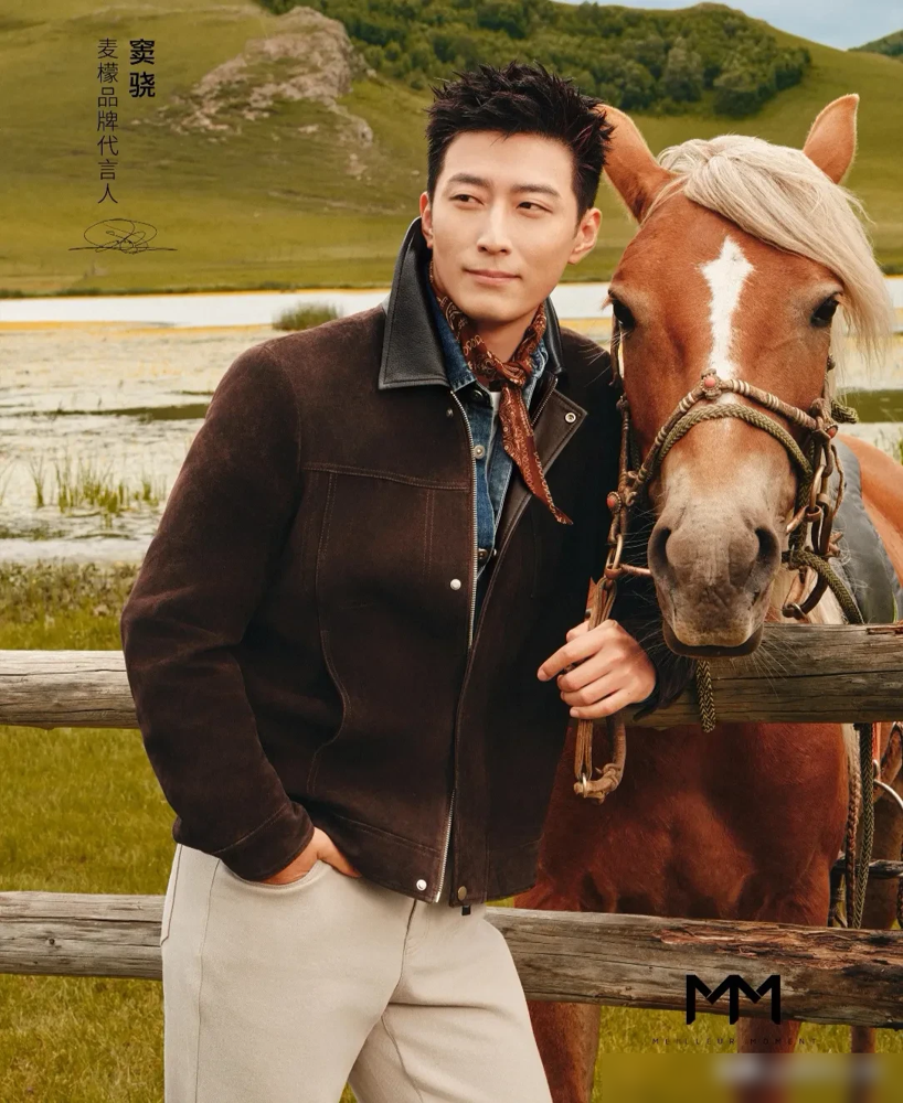 谁能想到，开播前被群嘲长相不符的95花，一转身竟拿下了Netflix全球第二。
8月26日《早春晴朗》上线，书粉骂剧情魔改，路人却看得欲罢不能。优酷热度火速破万，直接刷新今年现偶纪录。
孙千硬是靠成年人职场里那点暧昧拉扯，把满屏质疑演成了真香，短短几天狂涨粉22万。
转头她又跟窦骁合体拍麦檬时