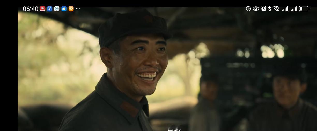 邓萍在前线牺牲前留下的最后一句话，居然是跟彭德怀抢肉吃。
电视剧《伟大的长征》里有个极戳人的细节。邓萍动身去遵义老城前线侦察前，特意冲着彭德怀叮嘱，留着肉，等我回来，千万别偷吃。
彭德怀听乐了，顺嘴回了一句“回头再抓个鸭子给你吃”。
边上的人全听愣了，完全没接上这个脑回路。后来琢磨明白才发现，