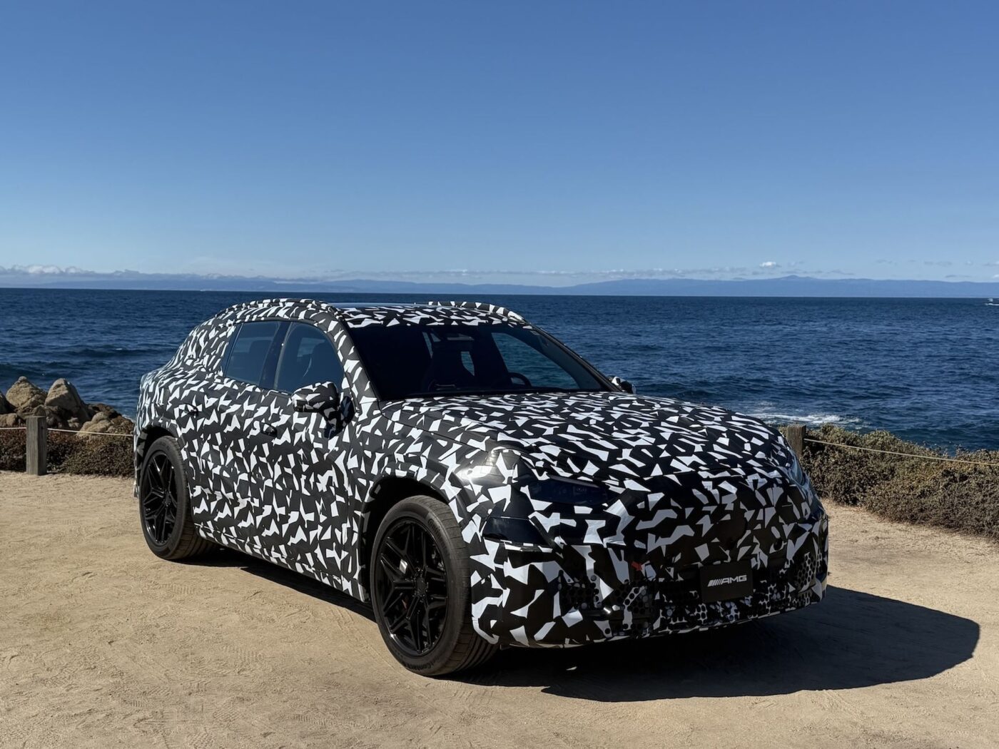 AMG GT SUV将于10月17日在斯图加特奔驰博物馆全球首发

动力方面，入门版搭载双电机，输出500‑600马力；中配版本约800马力；顶配AMG GT 63 SUV采用三台轴向磁通电机，最大马力1169匹，峰值扭矩接近2000牛·米
 
后桥配备高性能驱动单元，集成两台电机、两套碳化硅逆变器以及紧凑型减速器；前桥搭载单电 ​