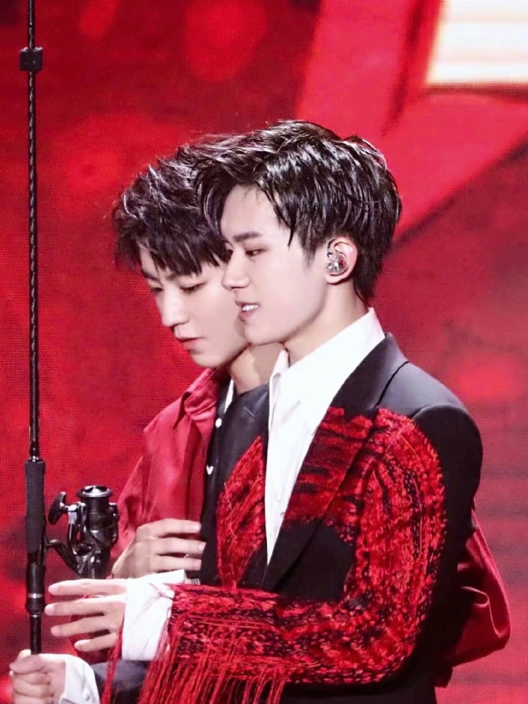 #王俊凯演唱会 易烊千玺#
[拜托]两个号码都收到了，一个806一个921！！
现在是两个我。一个我：合体合体！ 
另一个我（无票版）：不要合体！#娱乐[超话]# ​
