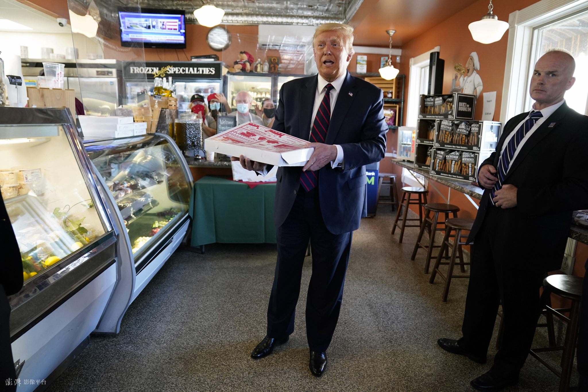 忙裡偷閑! 美國總統特朗普競選集會後去餐館買披薩-圖4