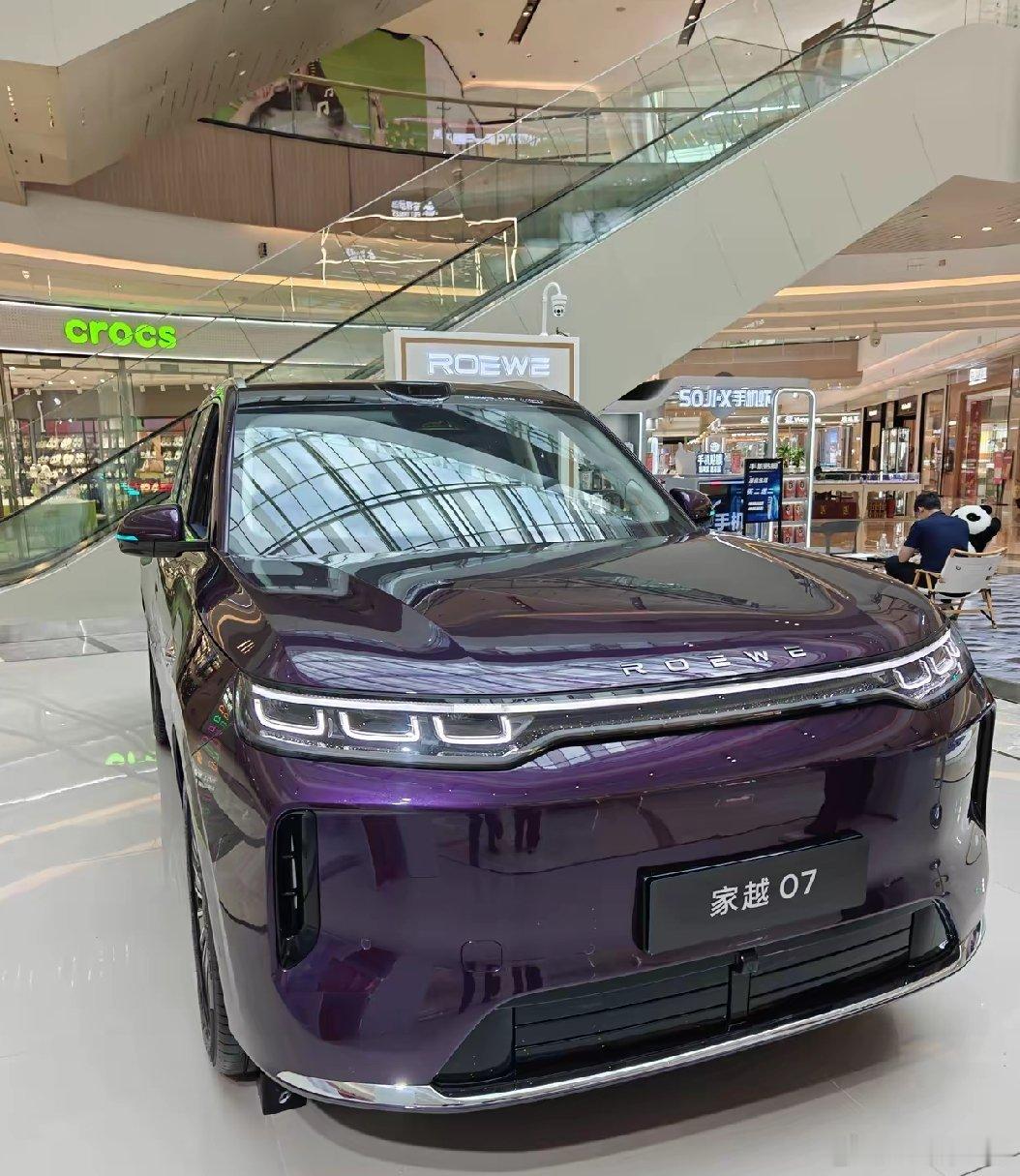 很多人会问：配置这么高、尺寸这么大，15万的价格还能赚钱吗？上汽乘用车总经理卢晓在媒体沟通会上给出了答案。首先，上汽拥有涵盖华域、延锋等企业的完整零部件体系，集团资源能够真正打通，形成集团级规模与成本优势。其次，上汽与Momenta、宁德时代、字节跳动等开展不同层次合作，优秀供应商会把最 ​
