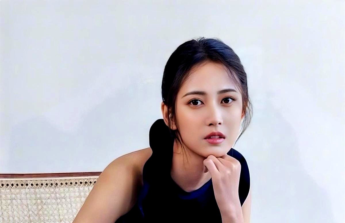 被唐嫣捧在手心连拍11部女主，单飞后戏份却只剩8分钟。

当年唐嫣给陈钰琪排了11部女主戏的顶级资源，搭档从罗云熙换到王鹤棣，结果观众满屏都在吐槽“木”和“瞪眼”，她自己甚至坦白过“演伤心戏想不到难过的事”。

2023年她单飞成立个人工作室，既不炒作也没签新公司。《赴山海》里戏份被压到只有8分钟，