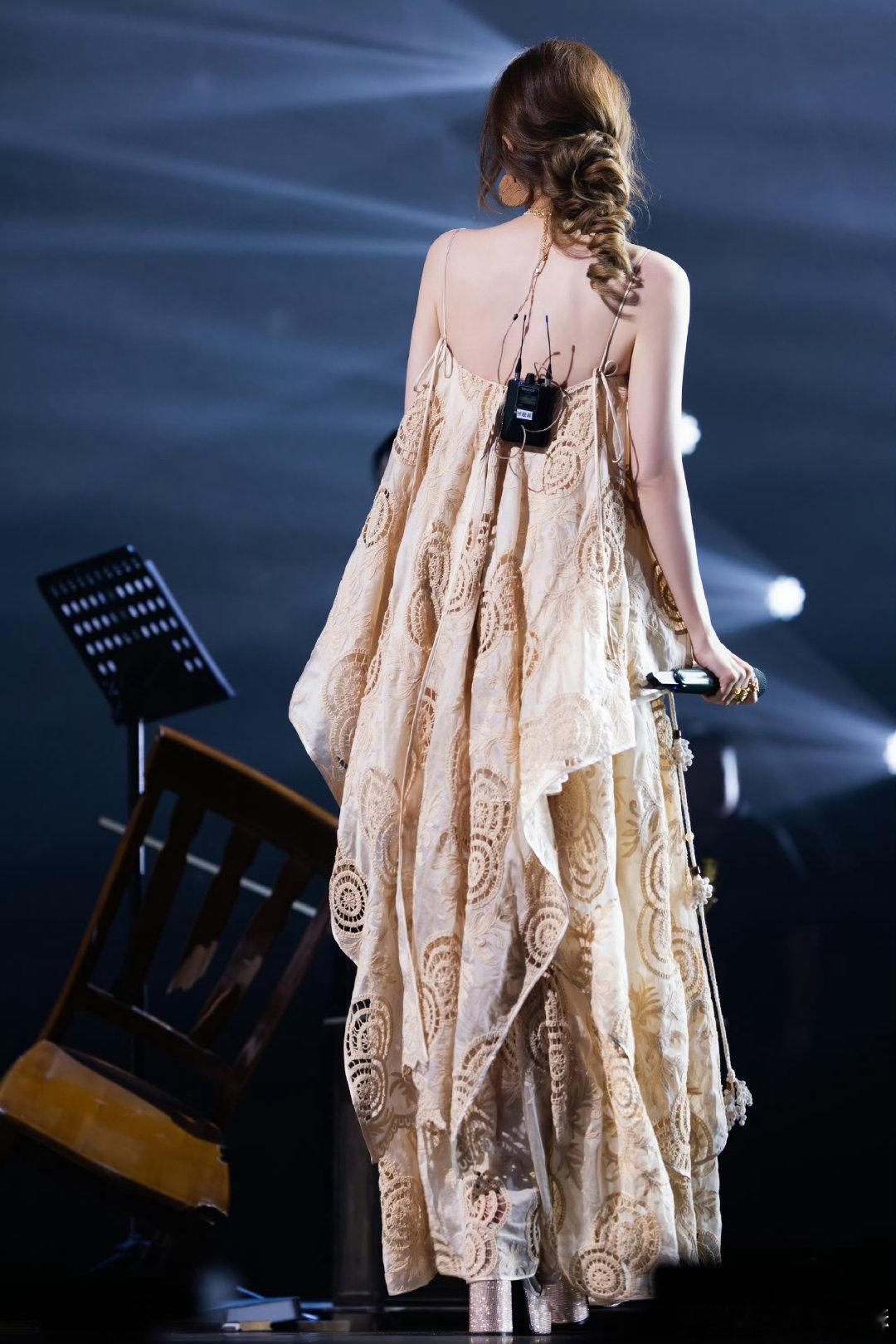 #张靓颖[超话]# ✨#追张靓颖世界巡回演唱会# 

我可以跟在你身后 像影子追着光梦游

​