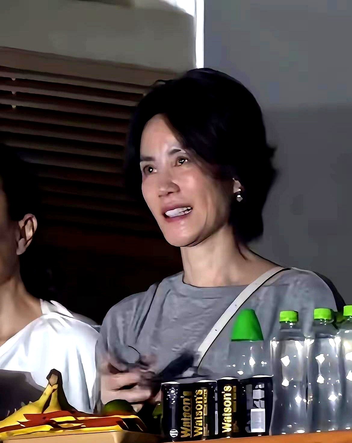 57岁王菲现身那英演唱会后，评论区被一句话刷屏了：“谢霆锋后悔没？”

照片里的王菲确实有了岁月痕迹。有人盯着细纹做文章，甚至替谢霆锋操起心，觉得这十几岁的年龄差迟早出问题。

纯属咸吃萝卜淡操心。不说57岁保养成这样已赢了九成同龄人，单看谢霆锋望向她时的眼神，眼角的笑意根本藏不住。两人兜兜转转大半