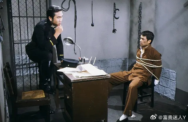 #港剧[超话]##经典港剧##怀旧经典影视# 
万水千山总是情  （1982 /剧情 / 爱情）
主演：汪明荃 / 谢贤 / 鲍方

简介：故事发生在清末民初，时群雄并起，外忧内患。父辈靠绿林起家的阮庭深（谢贤 饰）乘火车回家途中邂逅祖辈曾为前清大官的显赫千金庄梦蝶（汪明荃 饰）。郎才女貌，二人一见倾心。然阮、 ​