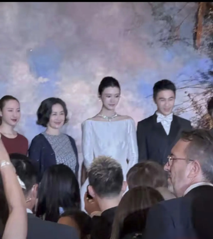 一件婚纱穿两次，还是那件几十万的高定。澳门这场答谢宴，奚梦瑶把法国婚礼的主纱又穿了一遍。头纱摘了，换上更重的珠宝。何猷君呢，西装都没换。
台下坐着黄晓明、陈乔恩、古巨基。何猷君上台第一句就自嘲：明明矮人家半个头，还要去追小明。
四太梁安琪更直接，夸奚梦瑶善良优秀，感谢她带来两个小朋友。金莎连发两