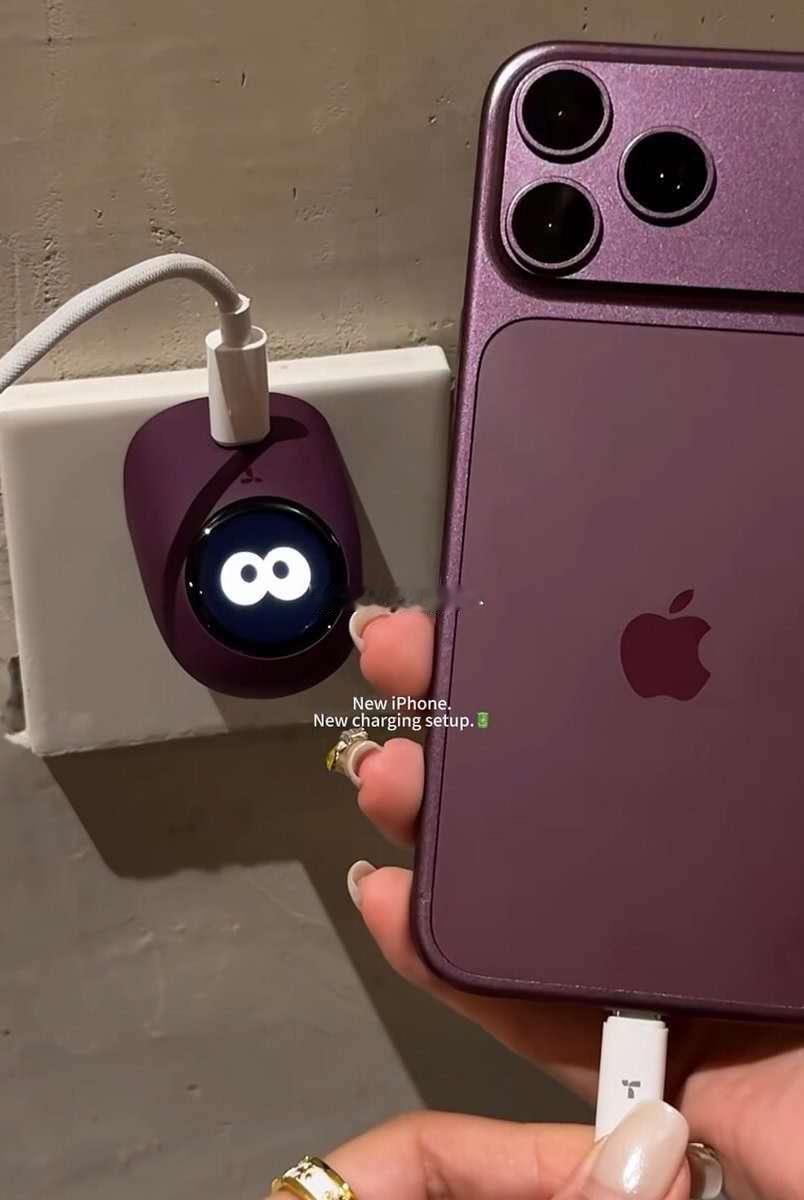 iPhone 18 Pro 的勃艮第酒红色因被吐槽“土气”“丑到不忍直视”登上热搜，却在预售中意外卖爆，成为全系销量最高的配色，热度与争议形成了鲜明反差。 一、预售热度与销量反差- 预售盛况：iPho