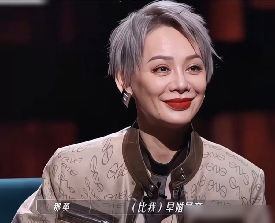 那英问宁静儿子多大，宁静直接一句怕你生气，因为我儿子比你儿子大。这话搁别人嘴里是冒犯，搁宁静嘴里就是明晃晃的逗你玩。
俩人面对面坐着，那英说你早婚早育，宁静一点不接茬，转头夸她比以前漂亮。那英回得也绝，但我没整。三个女人一台戏，谢娜在旁边问想当对手还是队友，俩人一对眼：对手，就这么定了。
一个儿