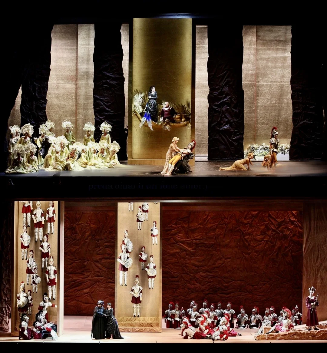 他擅长打造舞台空间错落感，不同的斜面、机械